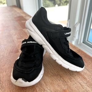 UA Toddler 10K Sneaker, unisex